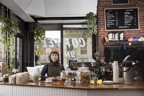 Female employee in cafe, New York, USA - ISF05575