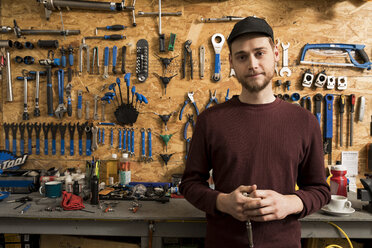 Technician in bicycle workshop - ISF05585