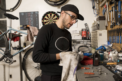 Technician in bicycle workshop - ISF05589