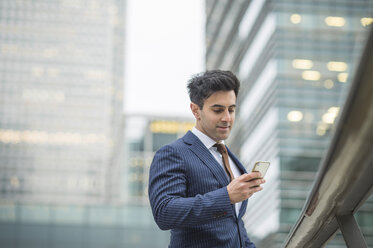 Geschäftsmann mit Mobiltelefon, Canary Wharf, London, UK - ISF05603