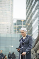 Geschäftsfrau mit Mobiltelefon, Canary Wharf, London, UK - ISF05604