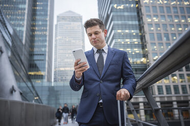 Geschäftsmann mit Mobiltelefon, Canary Wharf, London, UK - ISF05605