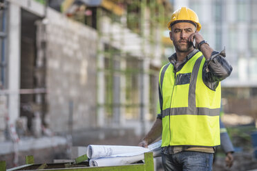 Construction worker using mobile - ISF05610