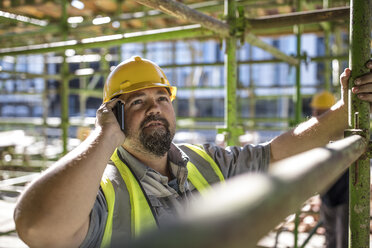 Construction worker using mobile phone - ISF05613