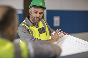 Bauarbeiter im Gespräch auf der Baustelle - ISF05620