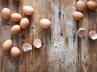 Eier und Eierschalen auf Holzoberfläche, Draufsicht - ISF05627