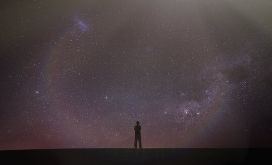 Silhouette eines Mannes, der in den nächtlichen Sternenhimmel blickt, Death Valley, Kalifornien, Vereinigte Staaten, Nordamerika - ISF05631