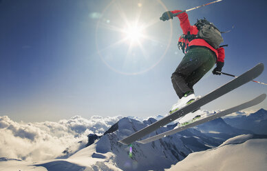 Skifahrer beim Springen auf der Skipiste, Chamonix, Mont Blanc, Rhone-Alpen, Frankreich, Europa - ISF05637