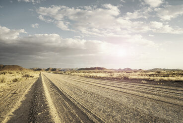 Leere offene Schotterstraße, Namib-Wüste, Windhoek Noord, Namibia, Afrika - ISF05640