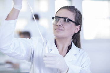 Laboratory worker doing experiment in lab - ISF05655