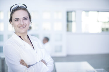 Portrait of female laboratory worker, arms folded, smiling - ISF05662