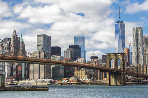 Ansicht der New Yorker Skyline mit Brooklyn Bridge, New York City, New York, USA, lizenzfreies Stockfoto