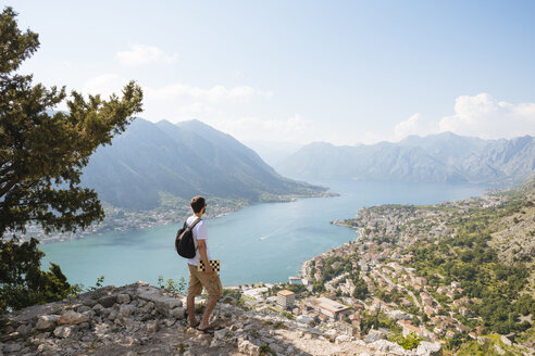 Wanderer auf einem Berg, der den Blick auf das Meer freigibt, Kotor, Montenegro, Europa - ISF05697
