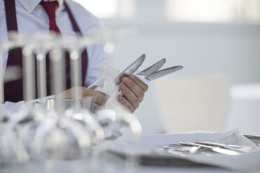 Kellner deckt Tisch in Restaurant, Mittelteil - ISF05737