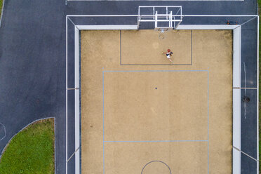 Young woman playing basketball, aerial view - STSF01584