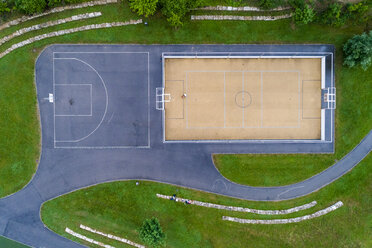 Junge Frau spielt Basketball, Luftaufnahme - STSF01585