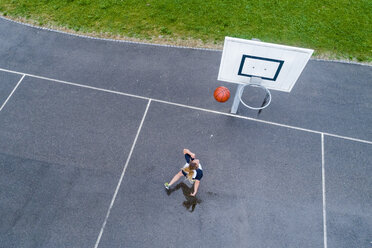 Junge Frau spielt Basketball, von oben gesehen - STSF01586