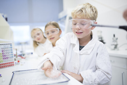 Schüler im naturwissenschaftlichen Unterricht führen Experimente durch, um neue wissenschaftliche Konzepte und Grundsätze zu erlernen und zu entdecken - WESTF24078