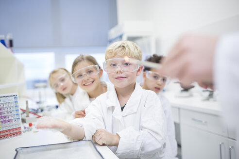 Eine Gruppe glücklicher Schüler posiert für ein Foto in ihrem naturwissenschaftlichen Klassenzimmer - WESTF24079