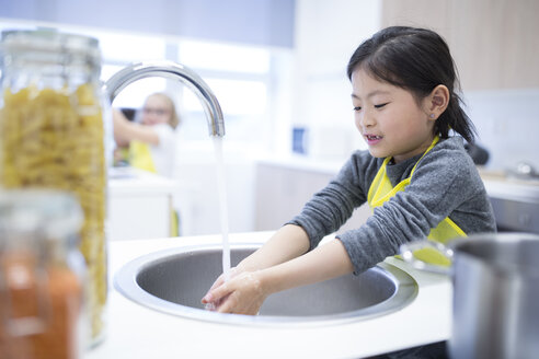 Frühzeitige Vermittlung von Hygienepraktiken: Eine junge Schülerin wäscht sich während einer Kochstunde in der Schule die Hände - WESTF24084