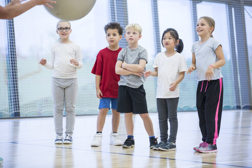 Schüler im Sportunterricht, die ihren Lehrer aufmerksam beobachten - WESTF24098