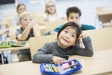 Eine Schülerin posiert mit ihren Mitschülern in einem Klassenzimmer. - WESTF24113
