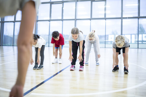Schüler, die sich während des Sportunterrichts in der Schule körperlich betätigen - WESTF24119