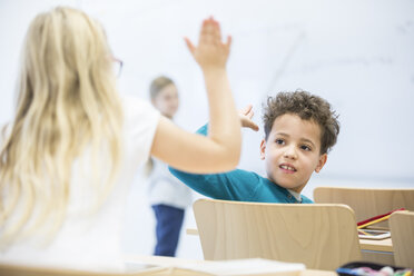 Aufgeregte Schülerinnen und Schüler feiern ihren Erfolg mit 