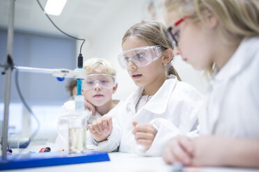 Students conducting science experiments in a classroom setting - WESTF24124