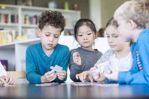 Schüler arbeiten im Unterricht gemeinsam an einem Puzzle - WESTF24148