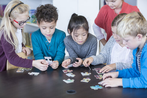 Schüler arbeiten gemeinsam an einem Puzzle im Klassenzimmer - WESTF24149