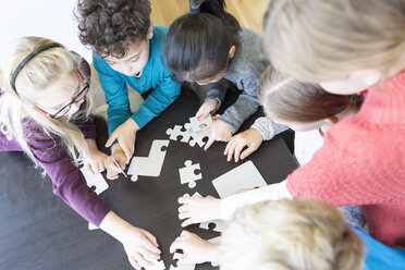 Schüler arbeiten im Unterricht gemeinsam an einem Puzzle - WESTF24150