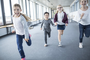 Eine Gruppe enthusiastischer Schülerinnen, die aufgeregt und voller Energie durch die Flure ihrer Schule eilen - WESTF24180