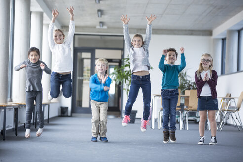 Begeisterte Schüler hüpfen vor Freude durch den Schulflur - WESTF24181