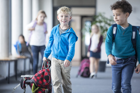 Eine Gruppe von Schulkindern verlässt nach einem Tag des Lernens die Schule - WESTF24182