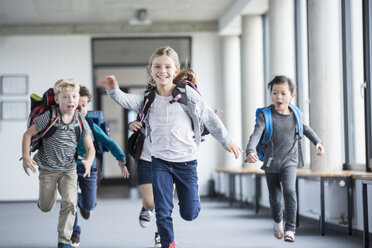 Eifrige Schüler, die mit Begeisterung und Vorfreude durch den Schulflur eilen - WESTF24186