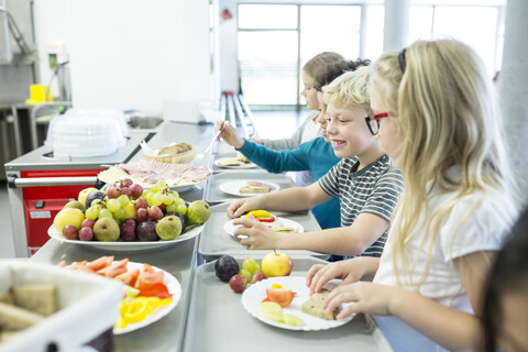 Schüler stehen an, um in der Schulcafeteria Essen zu bestellen, lizenzfreies Stockfoto