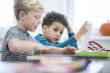 Schüler nutzen Tablets für interaktives Lernen in einem modernen Klassenzimmer - WESTF24202