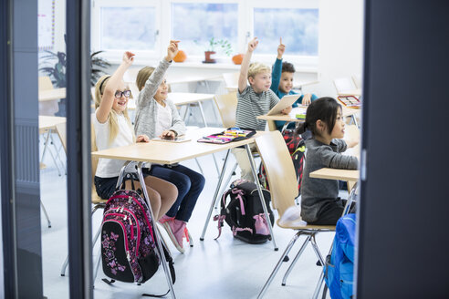 Begeisterte Schülerinnen und Schüler beteiligen sich eifrig an den Diskussionen im Klassenzimmer und zeigen so ihr Engagement und ihre Freude am Lernen - WESTF24203