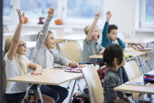 Die eifrigen Schüler beteiligen sich mit Begeisterung an den Diskussionen in der Klasse und zeigen so ihr Engagement und ihre Freude am Lernen. - WESTF24204