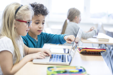 Zwei Schüler arbeiten im Unterricht gemeinsam an einem Laptop - WESTF24223