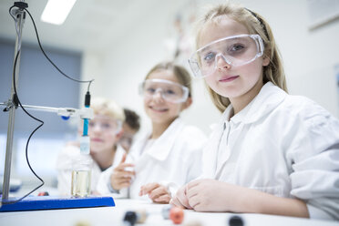 Schüler in einem naturwissenschaftlichen Kurs führen Experimente durch, um wissenschaftliche Konzepte zu erlernen und zu erforschen - WESTF24237