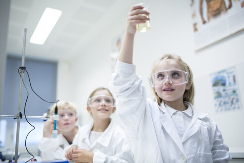 SchülerInnen führen ein praktisches Experiment mit Flüssigkeiten in einem naturwissenschaftlichen Klassenzimmer durch und erforschen die Eigenschaften und das Verhalten verschiedener Substanzen - WESTF24238