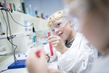 Schüler, die in einem naturwissenschaftlichen Kurs mit Reagenzgläsern Experimente mit Flüssigkeiten durchführen - WESTF24242