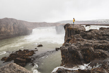 Island, Frau steht am Godafoss-Wasserfall - KKAF01038