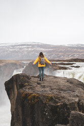 Island, Frau steht am Godafoss-Wasserfall - KKAF01039
