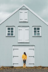 Island, Frau mit Gitarre vor Haus stehend - KKAF01048