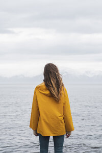 Island, Frau am Meer stehend - KKAF01064