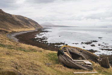 Iceland, boat wreck at the coast - KKAF01067