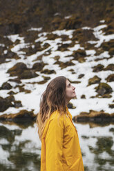 Island, lächelnde Frau in isländischer Landschaft - KKAF01078